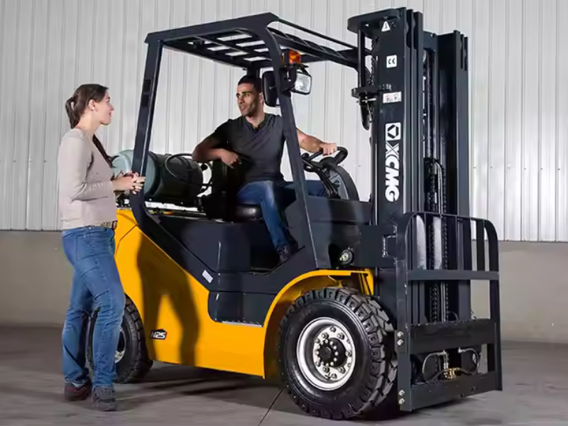 Forklift Nedir? Hangi Alanlarda Kullanılır?